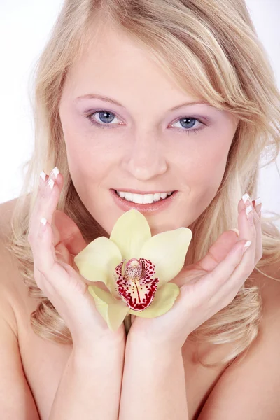 Naken blond flicka med blommor — Stockfoto