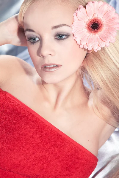 Блондинка с цветами — стоковое фото