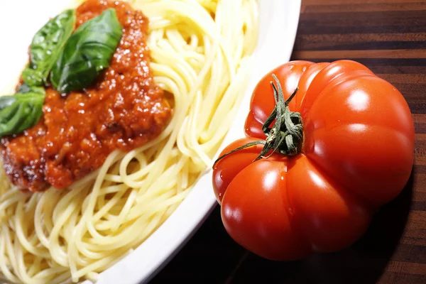 Plato de pasta con tomate —  Fotos de Stock
