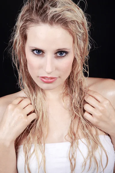 Osoba nagie blond dziewczyny w ręcznik — Zdjęcie stockowe