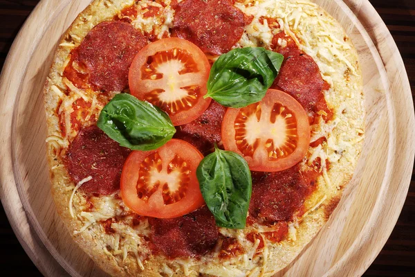 Ahşap tahta üzerinde domates pizza — Stok fotoğraf