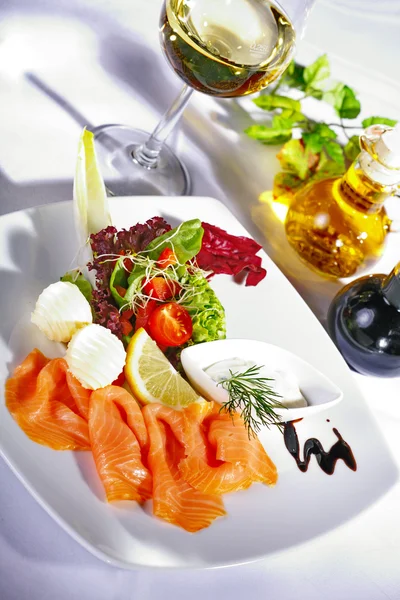 Lachs mit Gemüse — Stockfoto