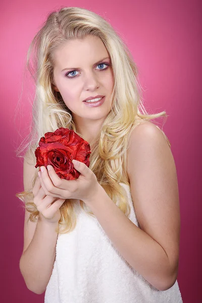 Naken blond flicka med blommor — Stockfoto