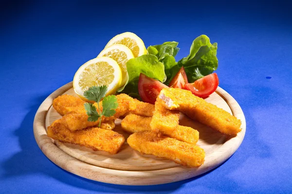 kızarmış tavuk sebze ve ahşap tahta üzerinde limon