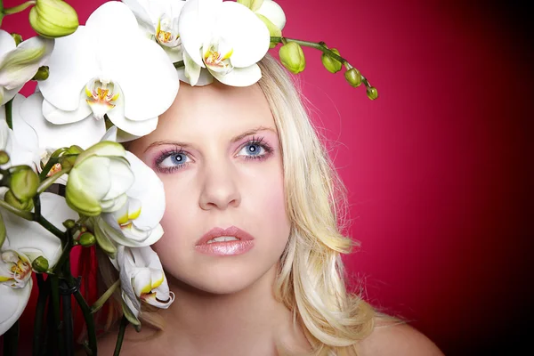 Naken blond flicka med blommor — Stockfoto