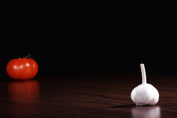 Cebola e tomate em uma mesa de madeira — Fotografia de Stock