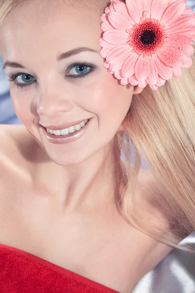 Naakt blond meisje met bloemen — Stockfoto