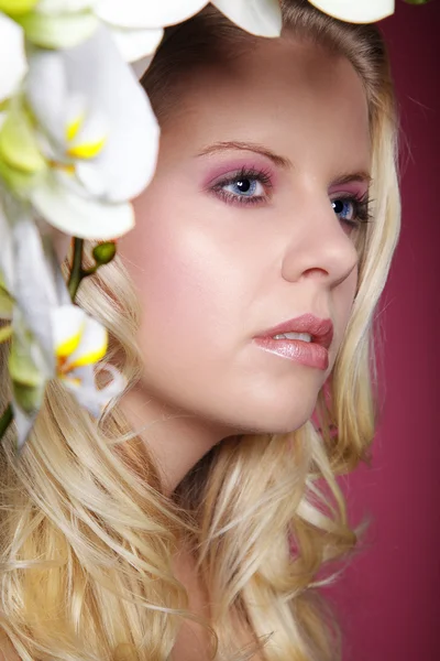 Naken blond flicka med blommor — Stockfoto