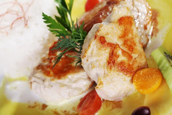 Fleisch mit Früchten im Teller — Stockfoto