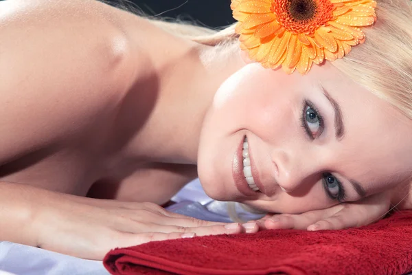 Blondynka relaksuje w salonie masażu — Zdjęcie stockowe