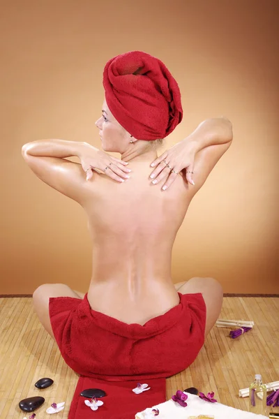 Blond flicka slappnar i massagesalong — Stockfoto