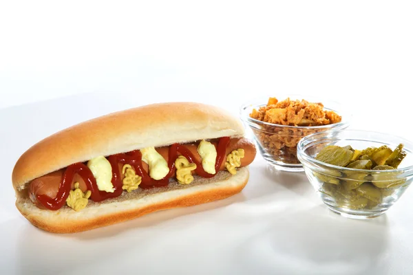 Hot dog met noten en komkommers — Stockfoto
