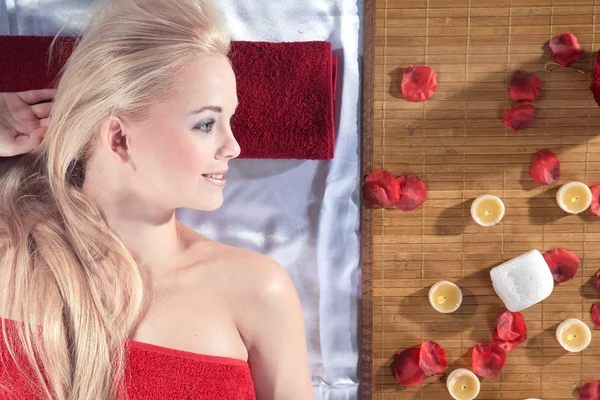 Blondynka relaksuje w salonie masażu — Zdjęcie stockowe
