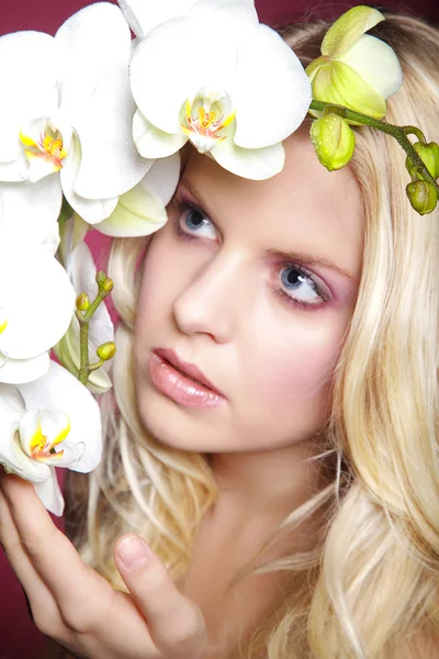 Naakt blond meisje met bloemen — Stockfoto