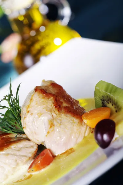 Fleisch mit Früchten im Teller — Stockfoto