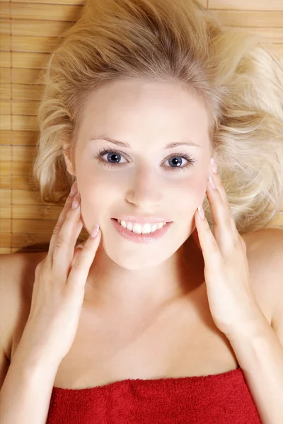 Blonde fille se détend dans le salon de massage — Photo
