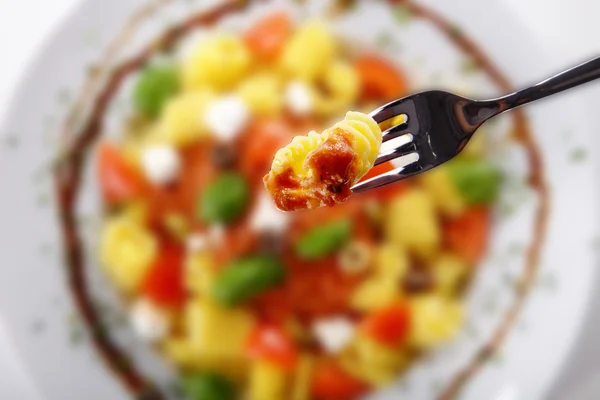 Griechischer Salat mit Gabel auf weißem Hintergrund — Stockfoto