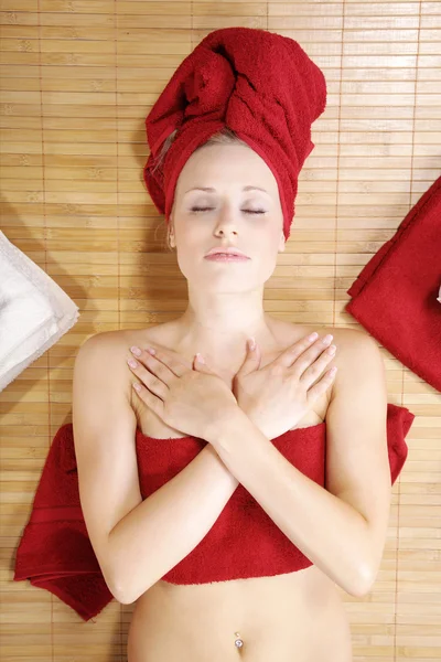 Menina loira relaxa no salão de massagem — Fotografia de Stock