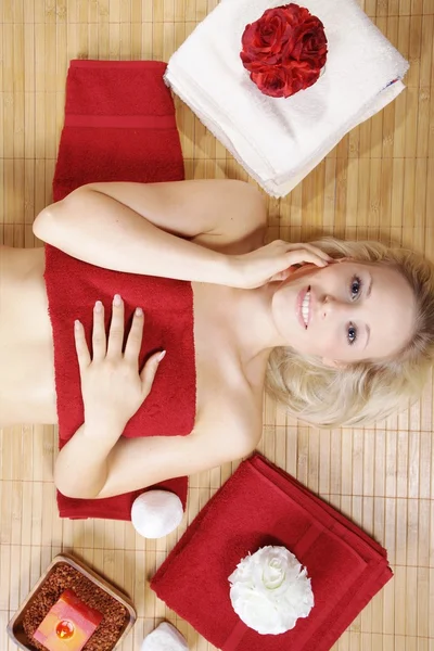 Blonde fille se détend dans le salon de massage — Photo