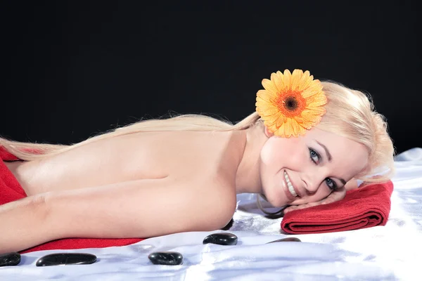 Blondes Mädchen entspannt sich im Massagesalon — Stockfoto