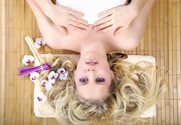 Blondine pige slapper af i massagesalonen - Stock-foto