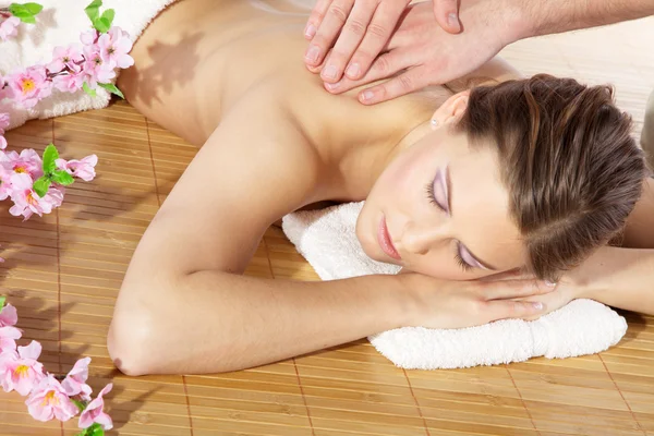 Chica hacer masaje en el salón de masajes —  Fotos de Stock