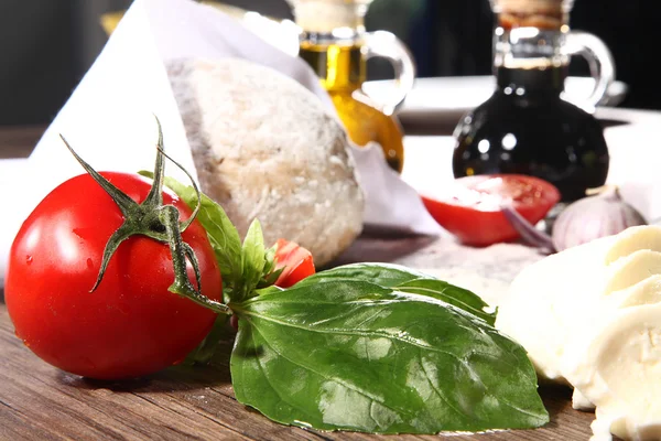 Ingredienti per pizza su un tavolo di legno — Foto Stock