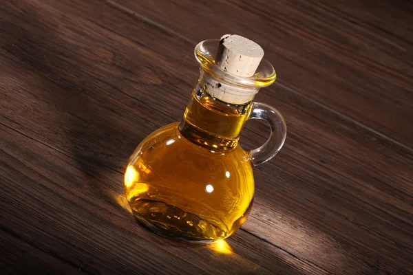Öl in einer Glasflasche — Stockfoto