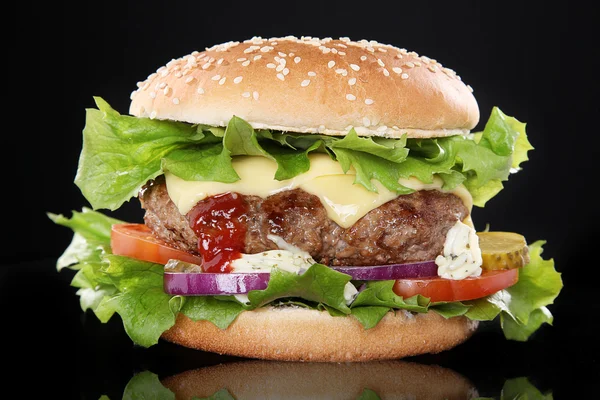 Siyah arka planda hamburger.