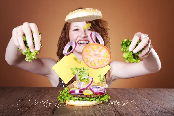 Mädchen mit einem Sandwich — Stockfoto