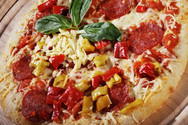 Пицца с помидорами и колбасой — стоковое фото