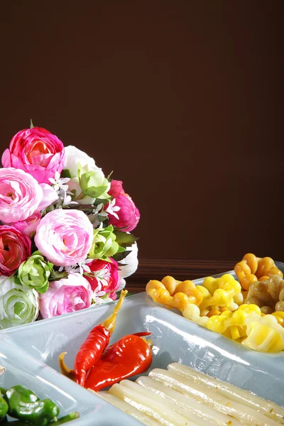 Χορτοφάγος γεύμα στο πιάτο με λουλούδια — Φωτογραφία Αρχείου