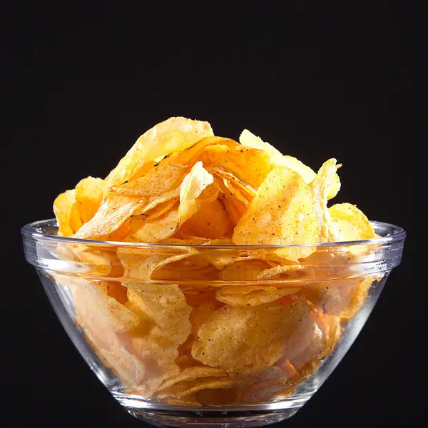 Chipy w szklanym naczyniu — Zdjęcie stockowe