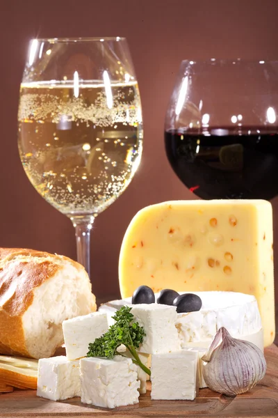 Un delizioso pranzo con un bicchiere di champagne e vino — Foto Stock