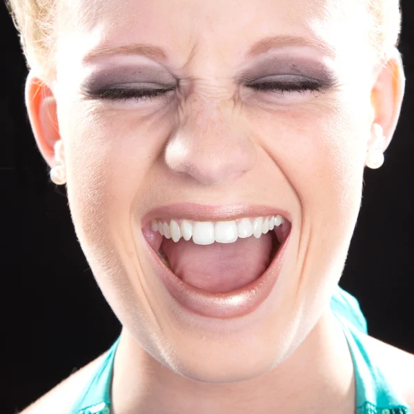 Blondinen skrattar — Stockfoto