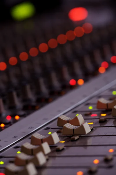 Deze mixer wordt gebruikt voor het mengen van de melodieuze muziek — Stockfoto
