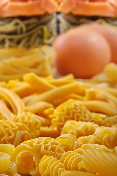 Bakgrund av pasta med ägg — Stockfoto