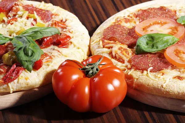 Två pizzor med tomat — Stockfoto