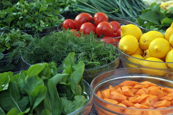 Groenten en fruit in glazen platen — Stockfoto