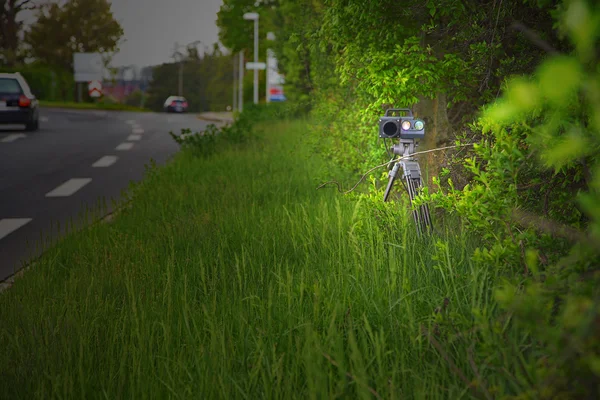 Câmera perto da estrada — Fotografia de Stock