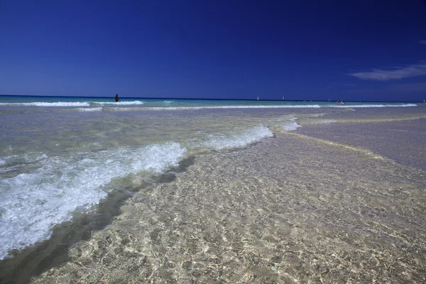Playa de arena junto al mar — Foto de Stock