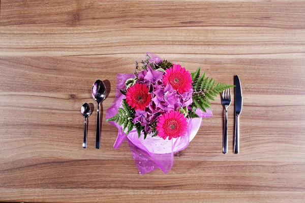 Buket çiçek ile çatal bıçak takımı — Stok fotoğraf