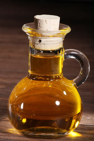 Öl in einer Glasflasche — Stockfoto