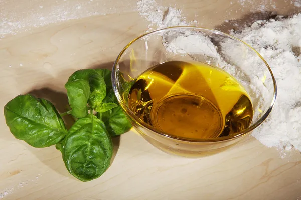 Tasse à thé avec des feuilles de menthe fraîche — Photo