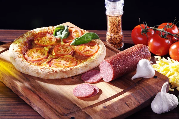 Pizza et nourriture sur la table — Photo