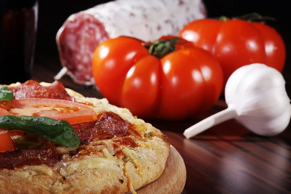 Pizza with tomato and gurlic — Stock Photo, Image