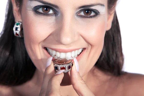 Naakte brunette meisje met een ring — Stockfoto