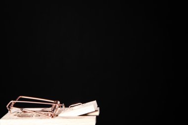 siyah bir arka plan üzerinde izole fare kapanı