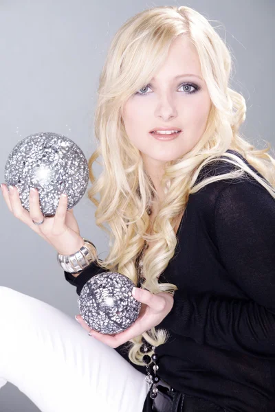 Blond meisje met zilveren ballen in handen — Stockfoto