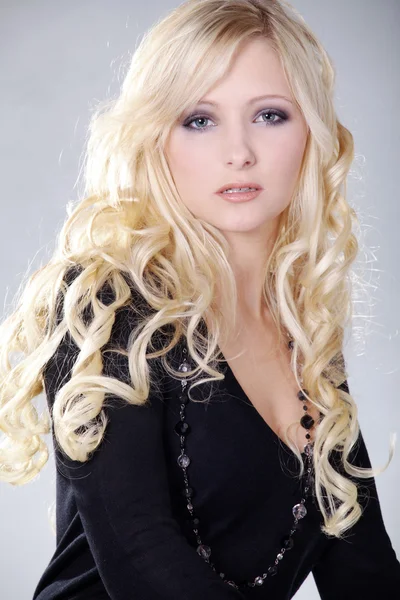 Blond tjej på en vit bakgrund — Stockfoto